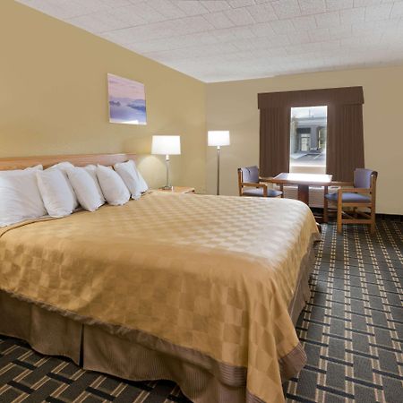 Days Inn By Wyndham Batavia Darien Lake Theme Park Exterior photo