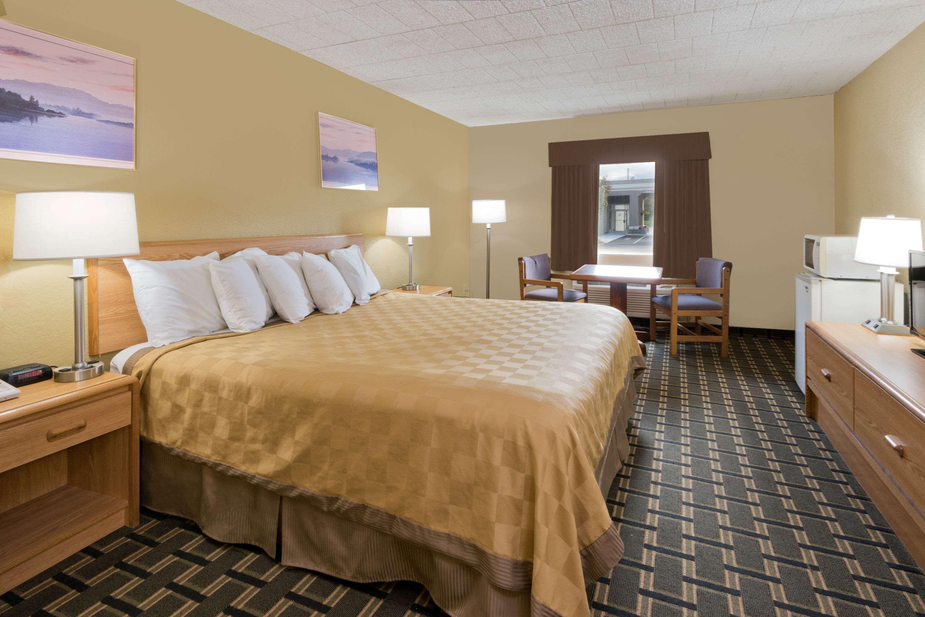 Days Inn By Wyndham Batavia Darien Lake Theme Park Exterior photo
