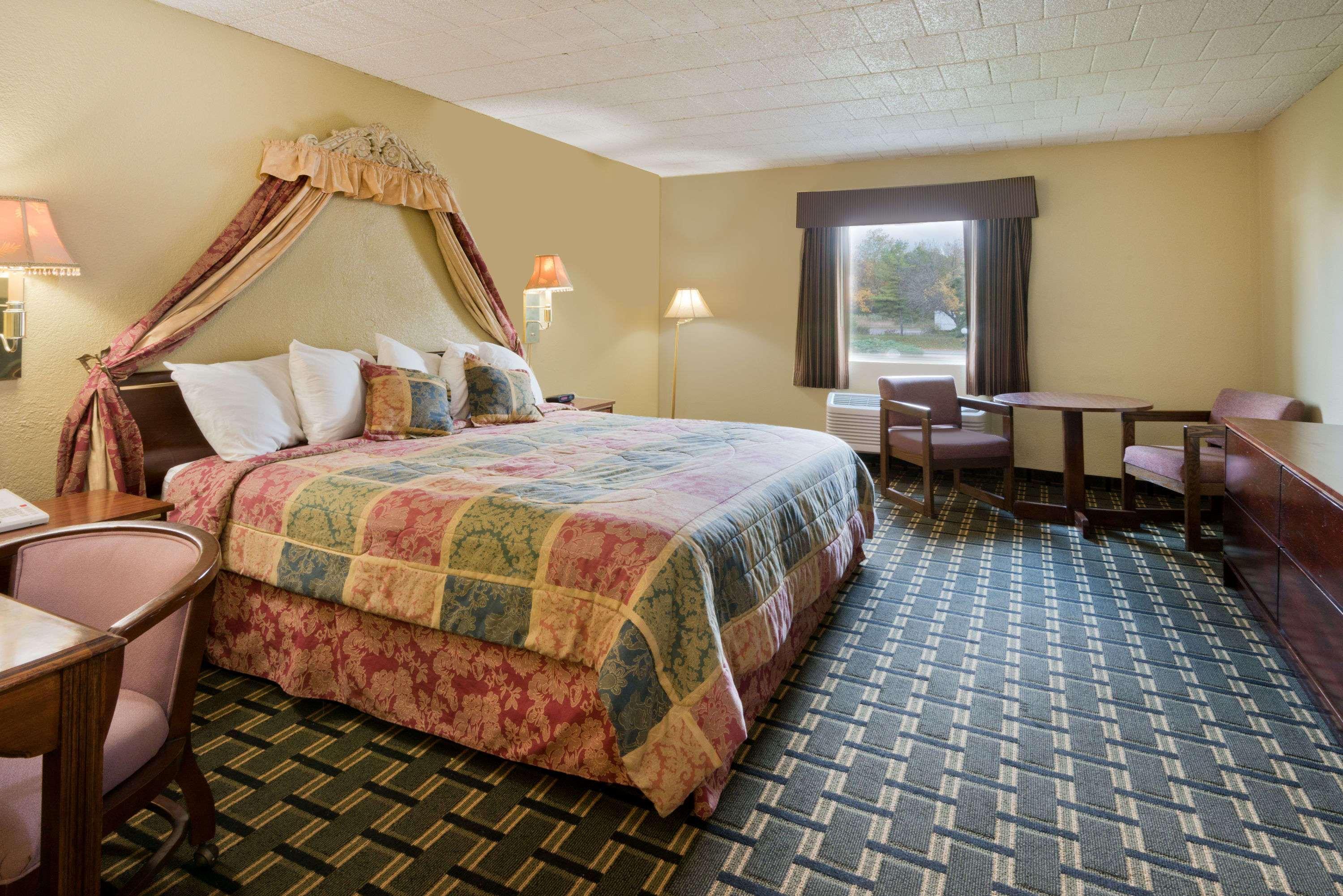 Days Inn By Wyndham Batavia Darien Lake Theme Park Exterior photo