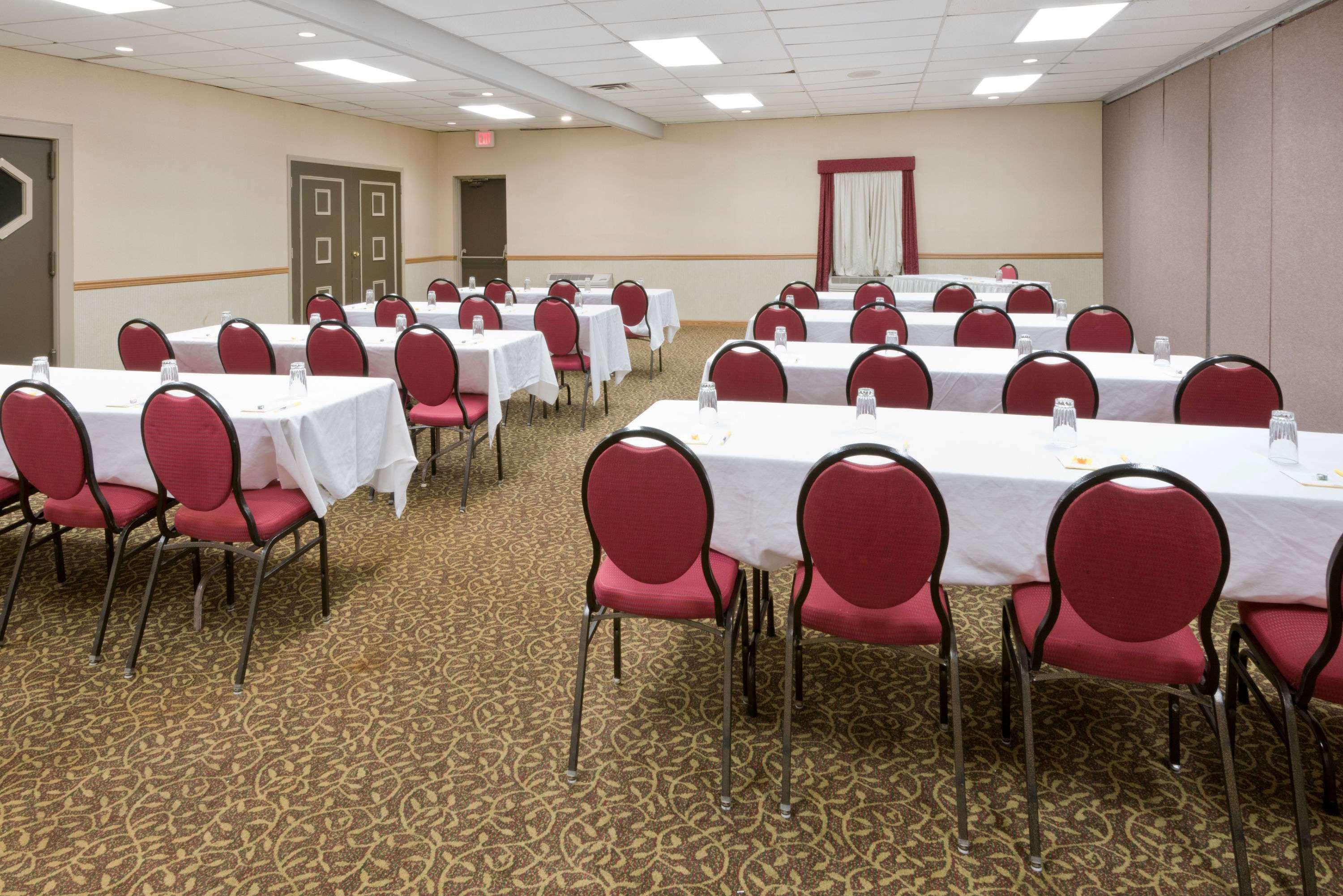 Days Inn By Wyndham Batavia Darien Lake Theme Park Exterior photo
