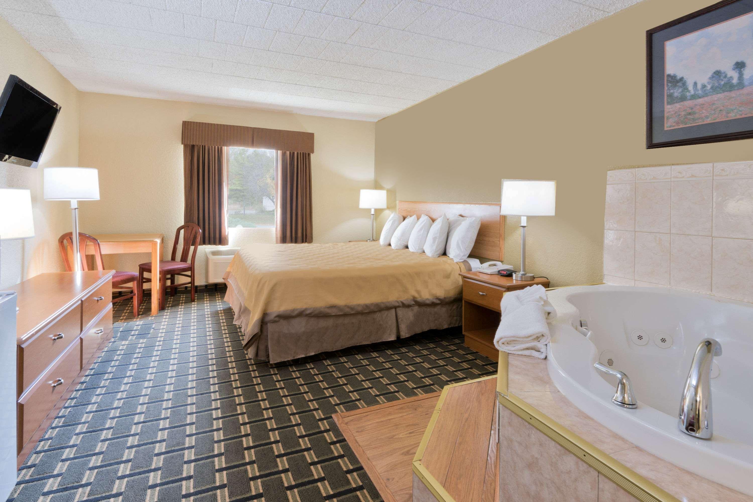 Days Inn By Wyndham Batavia Darien Lake Theme Park Exterior photo
